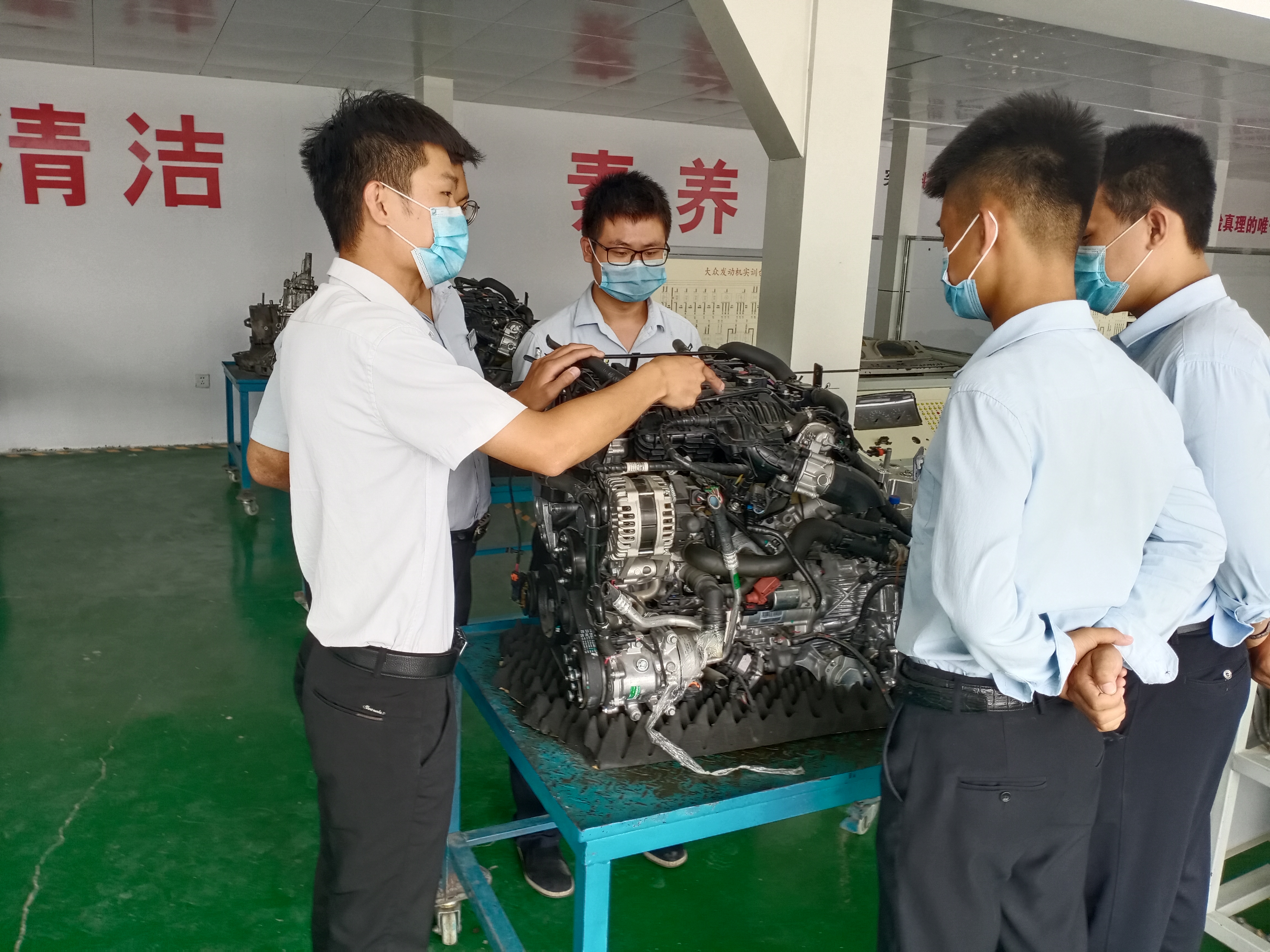 汽修學(xué)院歡迎新同學(xué)的加入
