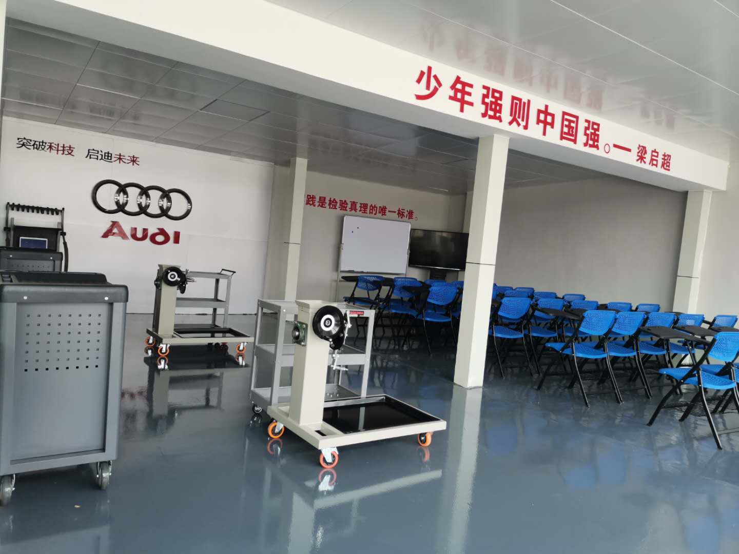 汽修學(xué)院歡迎新同學(xué)的加入