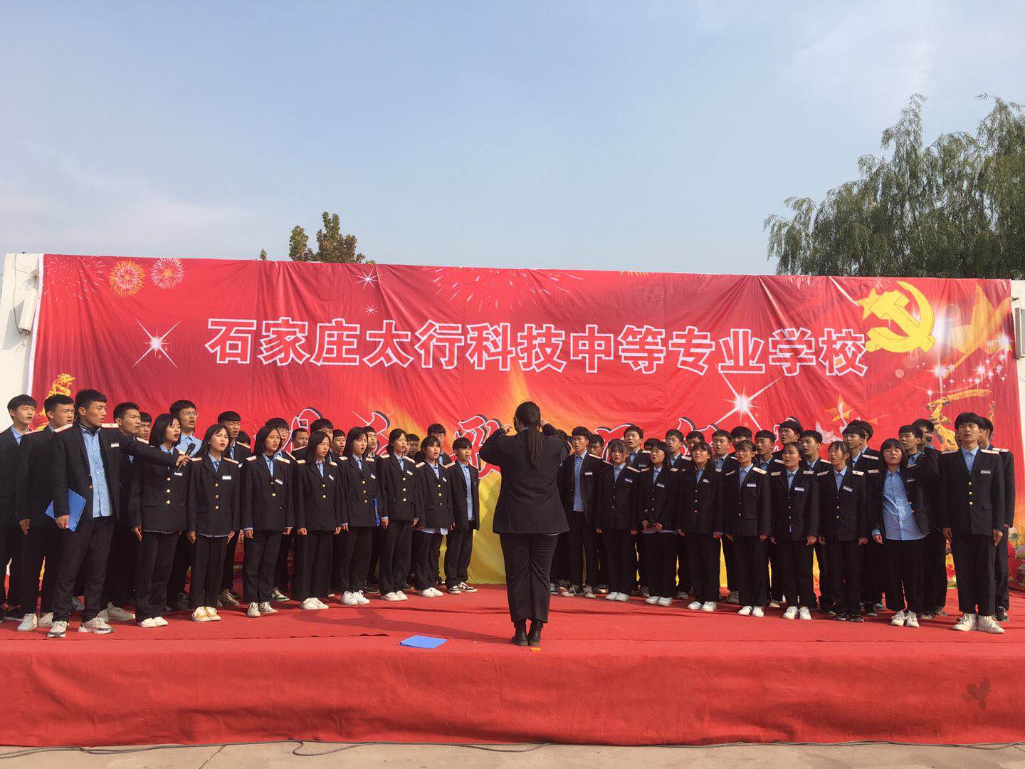 傳承紅色精神  唱響經(jīng)典旋律 ——我校舉辦“心系家國(guó) 紅歌嘹亮”合唱比賽