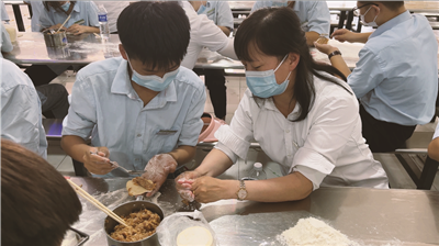 2022級新生暑期夏令營系列活動——巧手美食包餃子