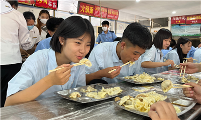 2022級新生暑期夏令營系列活動——巧手美食包餃子