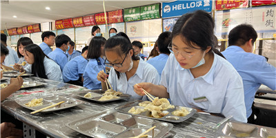 2022級新生暑期夏令營系列活動——巧手美食包餃子