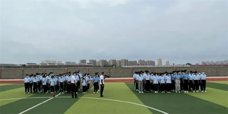2022級(jí)新生暑期夏令營(yíng)系列活動(dòng)——毛毛蟲大戰(zhàn)